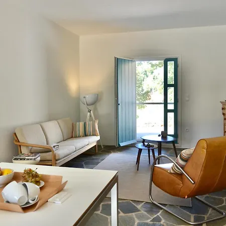 בית נופש House Adelfotita *