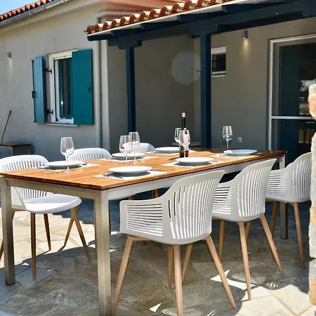 House Adelfotita בית נופש *