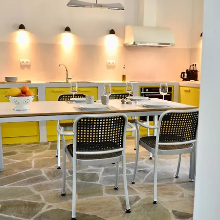 House Adelfotita